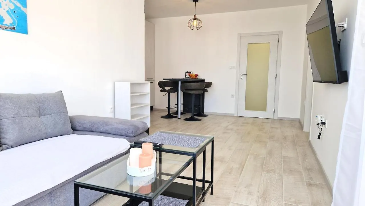 Apartment Lana 克尔克